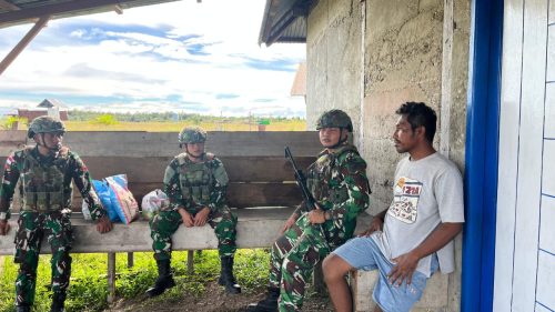 Anggota Satgas Yonif 642/Kps Pos Tomage saat melaksanakan anjangsana dan silaturahmi ke rumah warga di Kampung Warisa Mulya, Distrik Tomage, Kabupaten Fakfak, Papua Barat Daya. (Foto: dok. Istimewa)