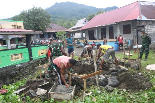 Satgas TMMD ke-125 Kodim 1509/Labuha bangun bak penampungan air bersih di Desa Bobawa, Halsel