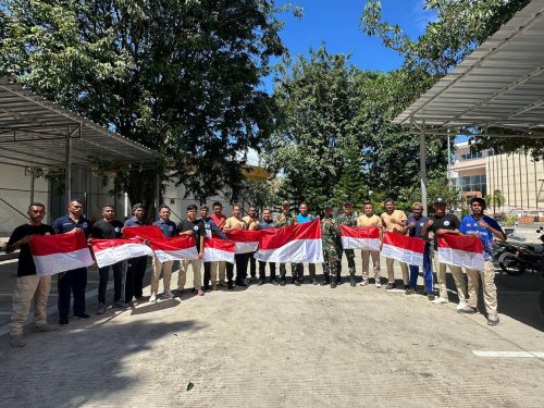Anggota Satgas Pamtas RI-RDTL melatih PBB kepada pegawai PLBN di halaman Pos Wini.
