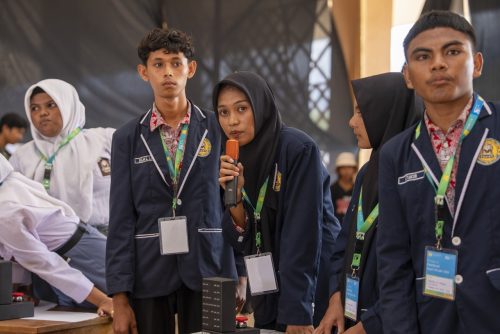 Ratusan anak Pulau Obi mengikuti Festival Hari Anak Obi 2025 yang digelar Harita Nickel di Desa Kawasi.