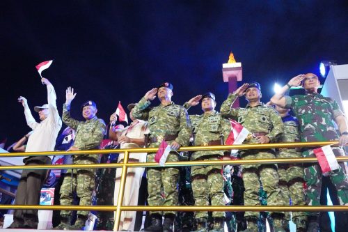 Panglima TNI Agus Subiyanto bersama Presiden Prabowo Subianto melepas Karnaval HUT RI ke-80 di Monas Jakarta
