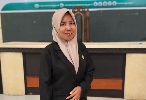 Perempuan muda dari Orimakurunga usai pelantikan sebagai Kepsek MIN 3 Halsel. (Foto: Hardin CN)