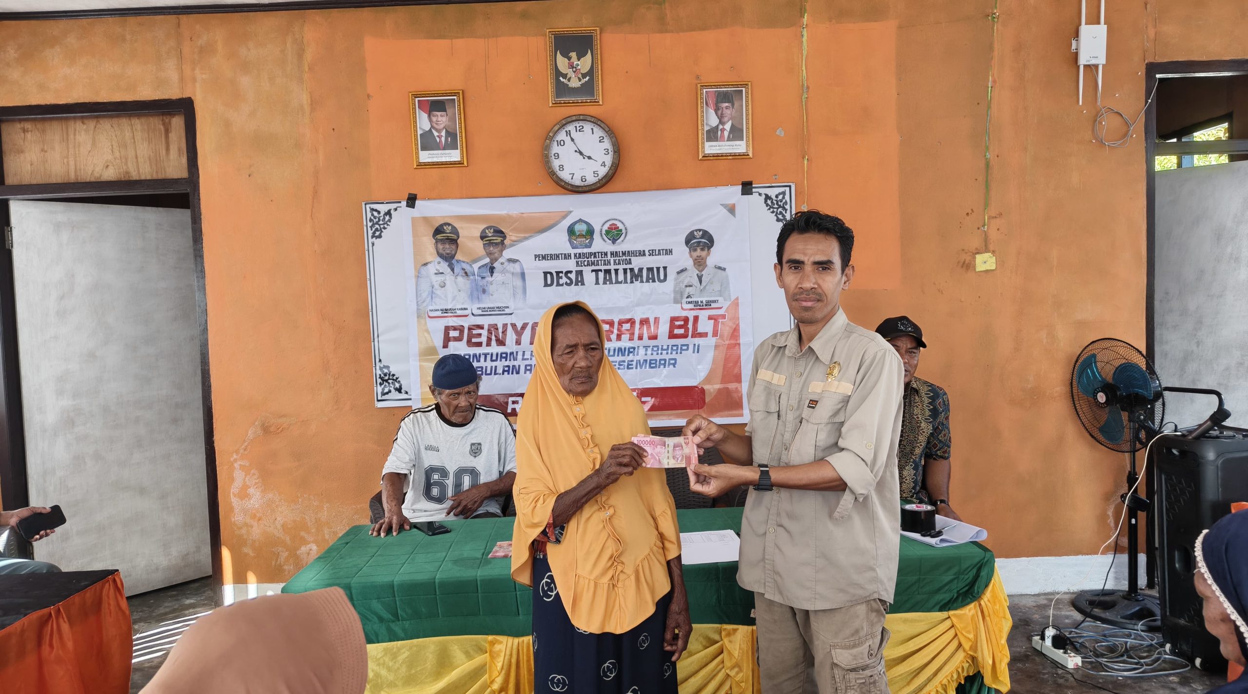 Kades Talimau Chatab M. Sanaky berfoto bersama warga penerima BLT-DD Tahap II di Kantor Desa Talimau, Halmahera Selatan.