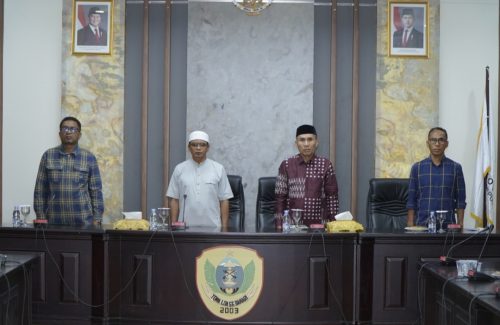 Asisten Setda Bidang Perekonomian dan Pembangunan Taher Husain bersama Kepala DP2KBP3A M. Hasby Marsaoly mengikuti Penganugerahan KLA 2025 secara virtual