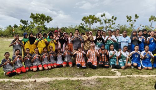 Warga Desa Talimau mengikuti lomba HUT RI Ke-80 di Lapangan Desa Talimau, Halsel.