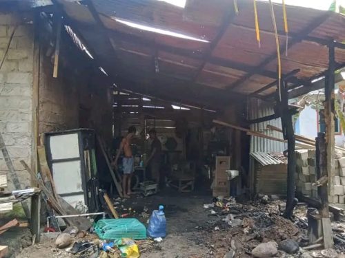 Rumah milik Yasim Hi Ismail di Desa Orimakurunga, Halsel, terbakar hebat.