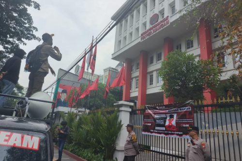 Massa GPR-HS berunjuk rasa di depan kantor DPP PDI Perjuangan menuntut pemecatan Masdar Mansur.