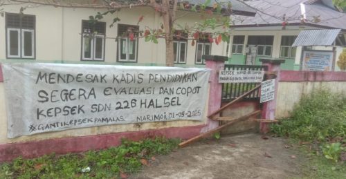 Warga memalang pintu pagar SD Negeri 226 Halmahera Selatan sebagai bentuk protes terhadap kepala sekolah.