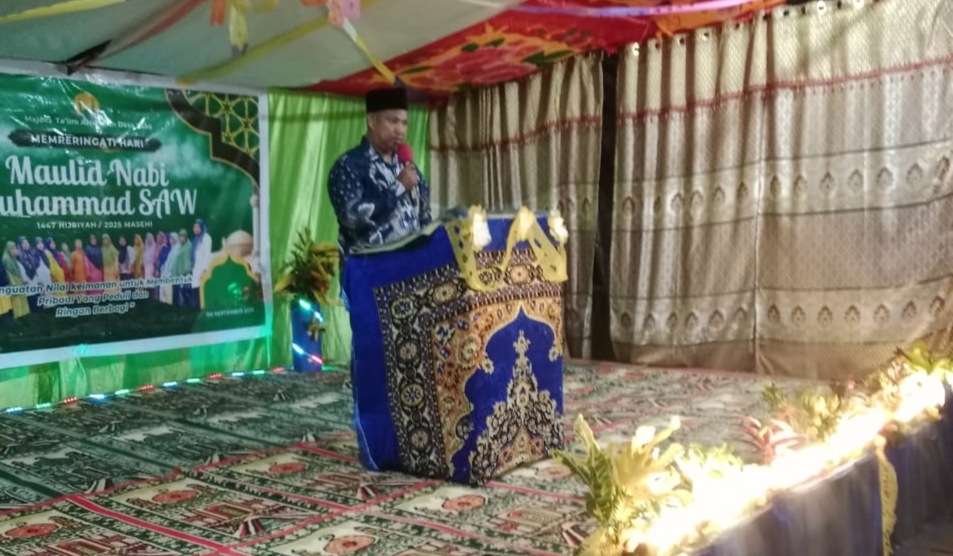 Doa bersama yang dipimpin Haris Laidi, SH, Staf KUA Bacan Barat Utara