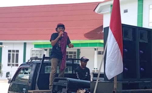 Ketua GPM Halsel menyampaikan orasi tegas dalam aksi desakan pemakzulan Bupati Bassam Kasuba.