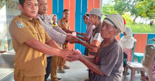 Kepala Desa Tuwokona, Nursanti Awal, menyerahkan BLT Dana Desa kepada warga penerima manfaat.