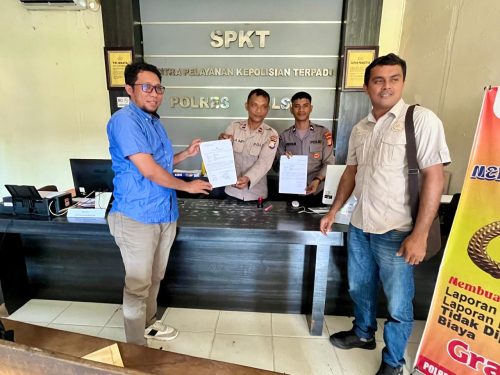 Samsudin Chalil saat melapor ke Polres Halmahera Selatan