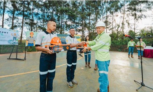 Direktur Operasional Harita Nickel, Younsel Evand Roos, bersama peserta Mechanic Talent Pool Program saat pembukaan pelatihan di Pulau Obi.