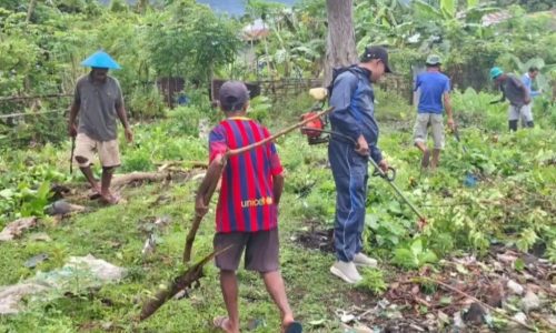 Kepala Desa Dolik, Iswadi Ishak, bersama warga saat melaksanakan kegiatan Jumat Bersih di lingkungan desa.