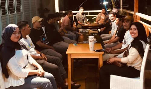 Panitia dan alumni IKA PMII Halsel saat menggelar pertemuan pembentukan panitia Musyawarah ke-II di Warung Kopi Fatimah Cafe, Desa Tomori.