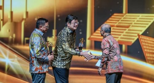 Direktur Utama Harita Nickel Roy Arman Arfandy bersama Komisaris Utama Harita Nickel Donald J Hermanus menerima Penghargaan Subroto 2025 di Jakarta.