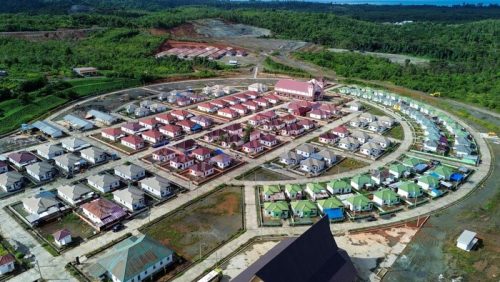 Foto udara Desa Kawasi yang dibangun oleh Harita Nickel, menampilkan pemukiman baru, fasilitas umum, dan area pesisir yang tertata.