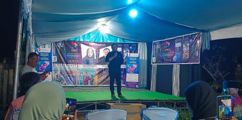 Safrudin Bobote memberikan sosialisasi aplikasi SnapBoost kepada warga Desa Laluin, Kecamatan Kayoa Selatan.