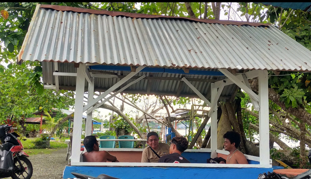 Warga bersantai di gazebo Posi Posi Tuwokona