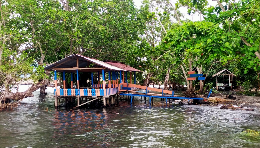 Gazebo di atas air di Posi Posi Tuwokona