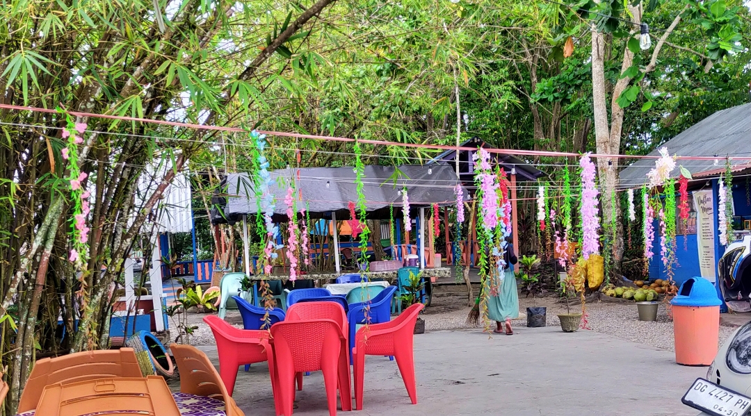 Area santai penuh warna di Posi Posi Tuwokona