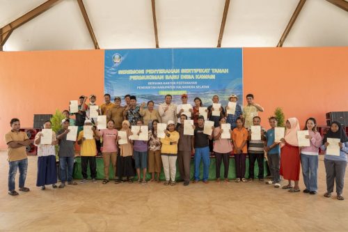 Penyerahan Sertifikat Tanah Permukiman Baru Kawasi Seremoni penyerahan sertifikat tanah Permukiman Baru Desa Kawasi oleh Pemerintah Kabupaten Halmahera Selatan bersama Kantor Pertanahan.