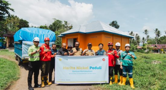 Tim Emergency Response Team Harita Nickel menyalurkan bantuan logistik kepada warga terdampak banjir di Kecamatan Ibu, Kabupaten Halmahera Barat.