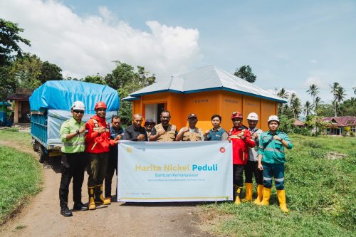 Tim Emergency Response Team Harita Nickel menyalurkan bantuan logistik kepada warga terdampak banjir di Kecamatan Ibu, Kabupaten Halmahera Barat.