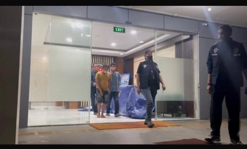 Petugas Polres Metro Jakarta Barat mengamankan dua pak ogah terkait video dugaan pungli di Jalan Outer Ring Road, Kalideres.