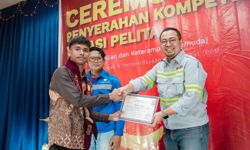 Kasman La Jaani menerima sertifikat kelulusan program PELITA Harita Nickel dari perwakilan perusahaan di Kawasi, Pulau Obi.