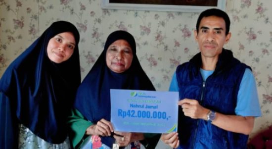 Kepala Desa Talimau Khatab Sanaky menyerahkan santunan kematian BPJS Ketenagakerjaan kepada istri almarhum Nahrul Jamal di Desa Talimau, Kecamatan Kayoa, Halmahera Selatan.