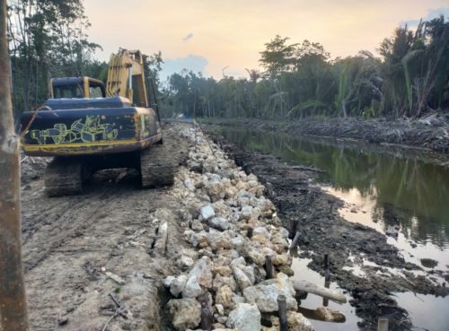 Kondisi proyek penguatan tebing sungai BPBD Halsel di Desa Maffa, Kecamatan Gane Timur, yang belum rampung meski telah melewati masa kontrak.