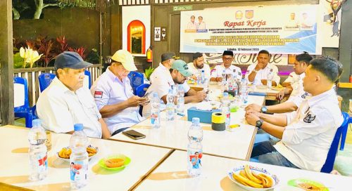 Suasana Rapat Kerja DPD APDESI Halmahera Selatan bersama para kepala desa di Warung Sarumah, Desa Tomori, 12 Februari 2026.