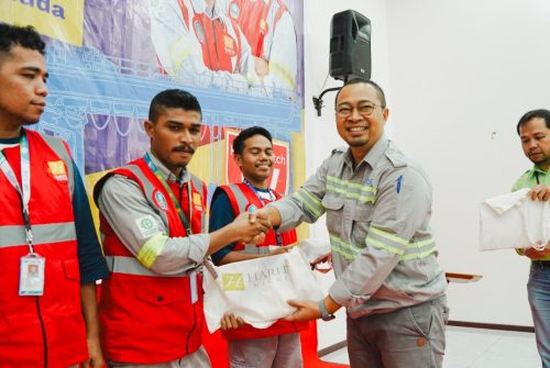 Perwakilan Harita Nickel menyerahkan paket perlengkapan kepada peserta program pelatihan vokasi PELITA dalam kegiatan penyerahan simbolis.