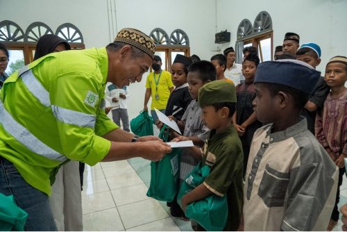 Riyadi Supriyadi menyerahkan santunan kepada anak yatim dalam kegiatan Safari Ramadan Harita Nickel di Halmahera Selatan