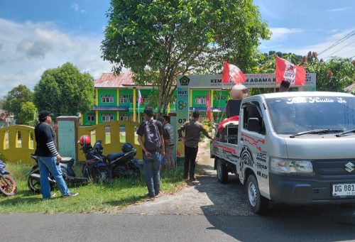 Sejumlah mahasiswa GMNI dan SEMMI menggelar aksi demonstrasi di depan Kantor Departemen Agama Kabupaten Halmahera Selatan.