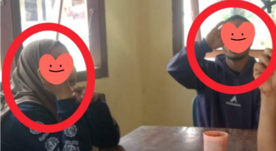 Dua orang yang wajahnya disamarkan berada di dalam ruangan saat diduga digerebek, dengan lingkaran merah menandai keduanya.