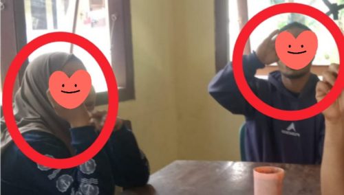 Dua orang yang wajahnya disamarkan berada di dalam ruangan saat diduga digerebek, dengan lingkaran merah menandai keduanya.