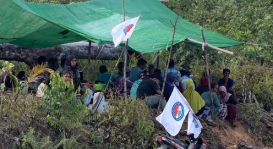 Sejumlah warga dan kelompok tani berkumpul di bawah tenda darurat di lokasi sengketa lahan Desa Soligi, Halmahera Selatan.