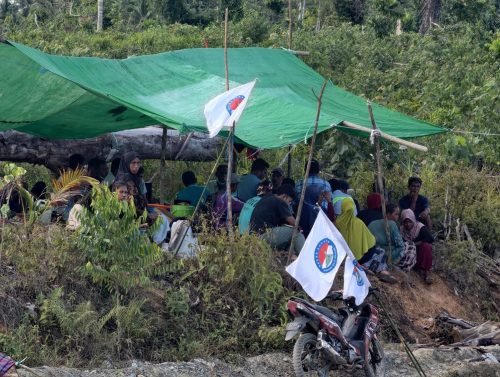 Sejumlah warga dan kelompok tani berkumpul di bawah tenda darurat di lokasi sengketa lahan Desa Soligi, Halmahera Selatan.