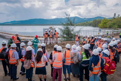 Peserta Jelajah Warisan Budaya Mengunjungi Kawasan Danau Karo di Pulau Obi Peserta kegiatan Jelajah Warisan Budaya Desa Kawasi bersama tim Harita Nickel berkumpul di kawasan pesisir Pulau Obi sambil mendengarkan penjelasan mengenai sejarah dan lingkungan sekitar Danau Karo.