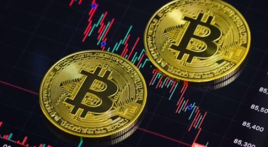 Ilustrasi aset kripto Bitcoin dengan grafik harga menurun di layar perdagangan digital.