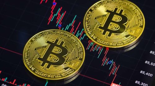 Ilustrasi aset kripto Bitcoin dengan grafik harga menurun di layar perdagangan digital.